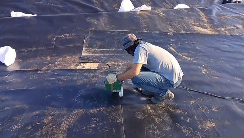 Painéis de geomembrana PEAD soldados em obra de impermeabilização