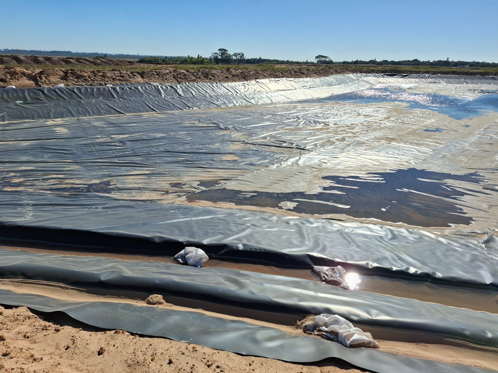 Detalhe de geomembrana PEAD instalada em obra