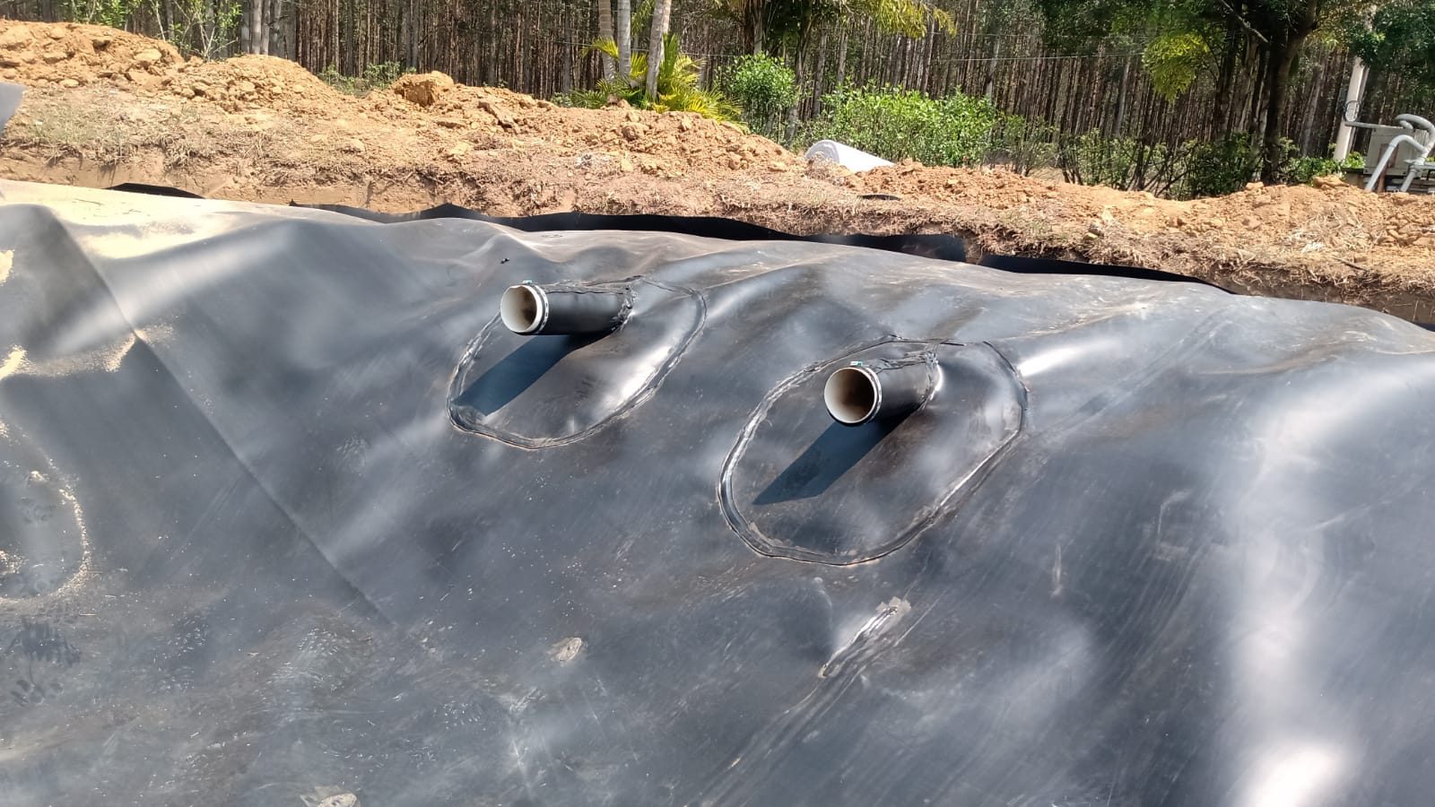 Canal de adução revestido com geomembrana PEAD — SPE Paquequer, Sumidouro/RJ