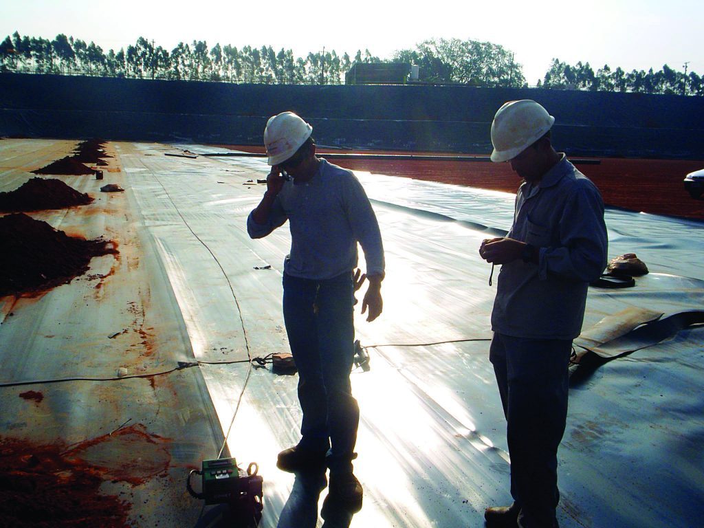 Painéis de geomembrana PEAD soldados lado a lado em obra