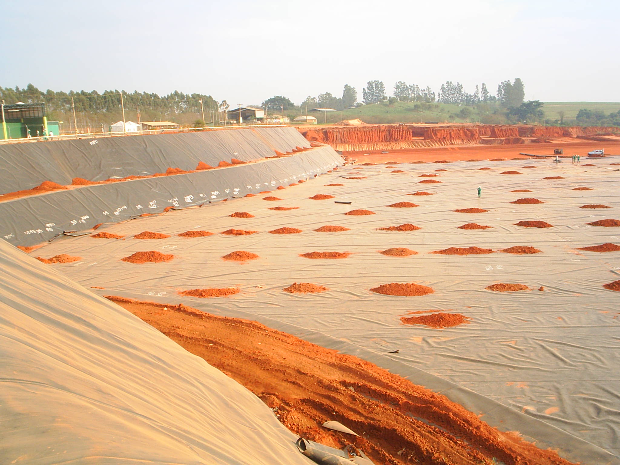 Detalhe de instalação e emenda de geomembrana PEAD em obra
