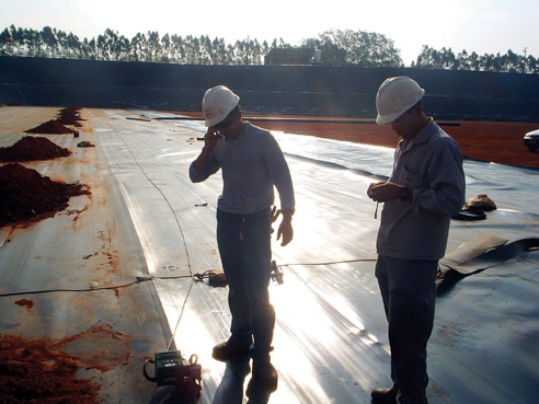 Equipe própria da SEAGRO em obra de solda de geomembrana
